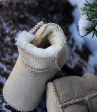Lade das Bild in den Galerie-Viewer, Babyschuhe Lammfell mit Klettverschluss | La Dresseria