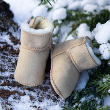 Lade das Bild in den Galerie-Viewer, Lammfellschuhe für Babys mit Klettverschluss | La Dresseria