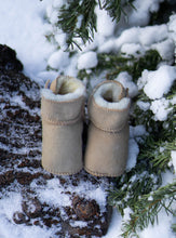 Lade das Bild in den Galerie-Viewer, Baby Schaffellschuhe mit Klettverschluss | La Dresseria