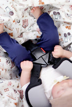 Lade das Bild in den Galerie-Viewer, Babysitz Decke mit Gurtlöchern | La Dresseria
